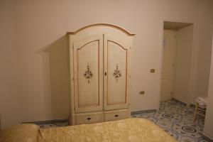 ナポリにあるbeb Rosyのベッドルーム1室(角に大きな木製キャビネット付)