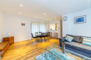 uma sala de estar com um sofá e uma mesa em 2 Bed Executive Apartment next to Liverpool Street FREE WIFI by City Stay Aparts London em Londres