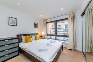 ロンドンにある2 Bed Executive Apartment next to Liverpool Street FREE WIFI by City Stay Aparts Londonのベッドルーム1室(ベッド1台、大きな窓付)
