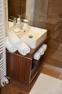 a bathroom with a sink and a mirror and towels at Primo Maxi in Smokovce +25 photos