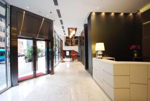 vestíbulo de una tienda con escritorio y ventana en Stanford Hotel Hong Kong, en Hong Kong