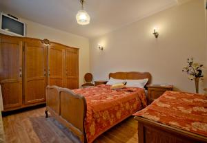 ザコパネにあるPokoje u Jankaのベッドルーム(ベッド2台、木製キャビネット付)