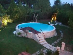 una vista aérea de una piscina en un patio en Masseria Lapica, en Oria