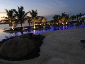 uma piscina com palmeiras e luzes azuis em RIVIERA DE SANTA CRISTINA XIII em Itaí