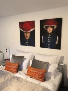 Un pat sau paturi într-o cameră la Modernes Studio auf der Sonnenterrasse