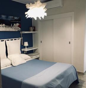 マルベーリャにあるApartamento Marbella Centroの青いベッドルーム(ベッド1台、照明付)