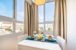 ラ・カラ・デ・ミハスにあるEsmeralda, Pet Friendly, Sea View, Wifi, Near the Beachの窓のある部屋で、テーブルに朝食用の食材を用意しています。