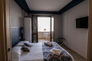 A bed or beds in a room at Elisir Suite Rooms by Marino Tourist