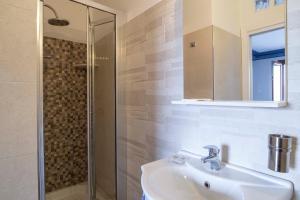 A bathroom at Elisir Suite Rooms by Marino Tourist