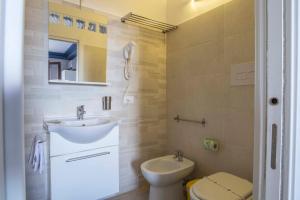 A bathroom at Elisir Suite Rooms by Marino Tourist