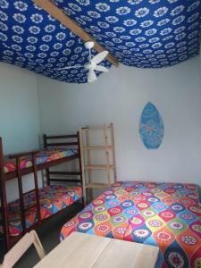 een slaapkamer met 2 stapelbedden en een blauw plafond bij Chales Bora Bora - Boraceia in Boracéia