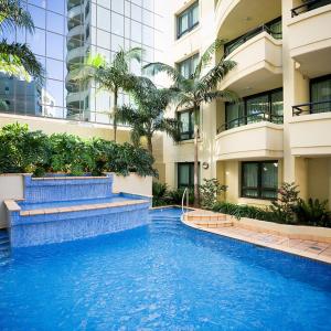 una piscina di fronte a un edificio di Mantra Parramatta a Sydney