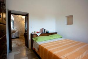 Кровать или кровати в номере Trullo Dimora della Valle