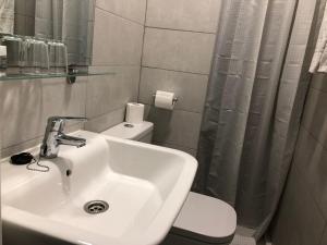 Un baño de Hostal Rías Bajas