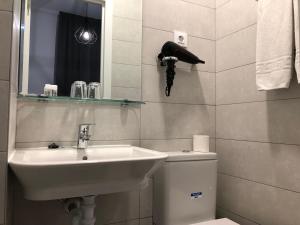Un baño de Hostal Rías Bajas