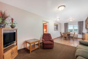 אזור ישיבה ב-Howard Johnson by Wyndham Oacoma Hotel & Suites
