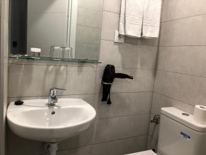 Un baño de Hostal Rías Bajas