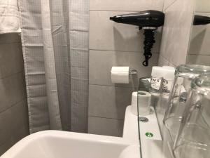 Un baño de Hostal Rías Bajas