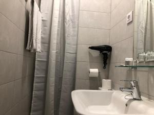 Un baño de Hostal Rías Bajas