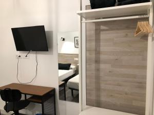 Habitación con TV, escritorio y dormitorio. en Hostal Rías Bajas, en Madrid 37 fotos más