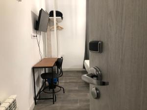 Una televisión o centro de entretenimiento en Hostal Rías Bajas