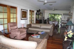 sala de estar con sofá y silla en True North B&B en Horseshoe Bay