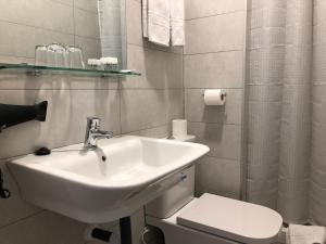 Un baño de Hostal Rías Bajas
