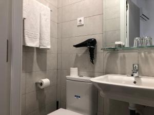 Un baño de Hostal Rías Bajas