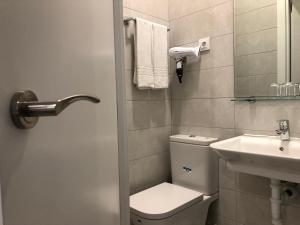 Un baño de Hostal Rías Bajas