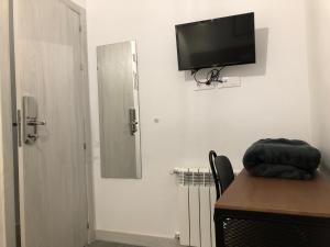 Una televisión o centro de entretenimiento en Hostal Rías Bajas