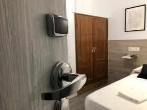 Una televisión o centro de entretenimiento en Hostal Rías Bajas