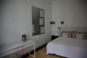 ケルンにあるApartment Miroの白いベッドルーム(ベッド1台、鏡付)