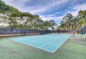 Tennis und/oder Squash in der Unterkunft Renovated 2/2 Unit at Yacht Club/Aventura oder in der Nähe