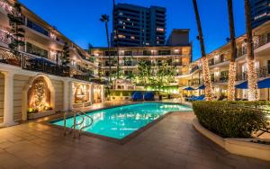 Beverly Hills Plaza Hotel & Spa في لوس أنجلوس: مسبح وسط مبنى