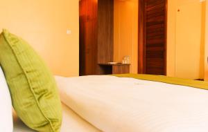 Tempat tidur dalam kamar di LIA Hotel & Training Centre