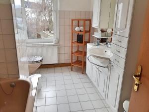 Koupelna v ubytování Ferienwohnung "Alte Fleischerei" Freiberg Sachsen + 21 fotografií
