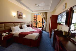 Postel nebo postele na pokoji v ubytování Al Waleed Tower Hotel