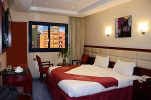 Postel nebo postele na pokoji v ubytování Al Waleed Tower Hotel