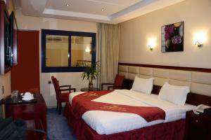 Postel nebo postele na pokoji v ubytování Al Waleed Tower Hotel