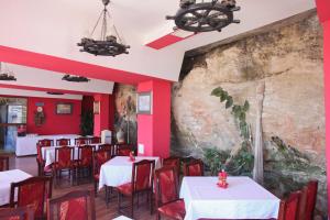 A restaurant or other place to eat at Ribarska Sreshta Family Hotel