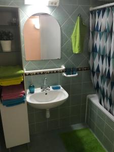 y baño con lavabo, espejo y bañera. en Révay 6 Apartment, en Budapest