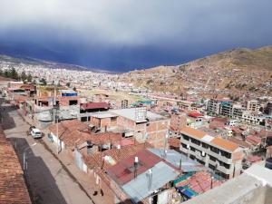 una vista aérea de una ciudad con edificios en Rosa Elena B&B 09 PAX DEPARTAMENTO MODERNO MOVILIDAD INCLUIDA, en Cusco