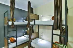 Una cama o camas en una habitación de Hoztel Jaipur