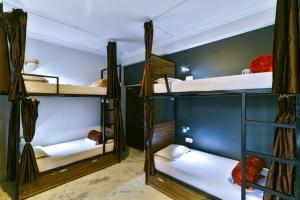 Una cama o camas en una habitación de Hoztel Jaipur