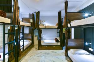 Una cama o camas en una habitación de Hoztel Jaipur