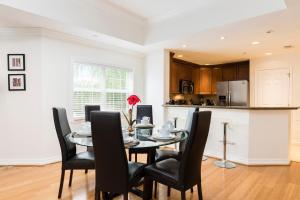 cocina y comedor con mesa y sillas en Modern 2 Suites Vacation Apartment RE7659-304, en Kissimmee