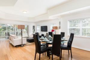 una sala da pranzo e un soggiorno con tavolo e sedie. di Modern 2 Suites Vacation Apartment RE7659-304 a Kissimmee