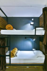 Una cama o camas en una habitación de Hoztel Jaipur