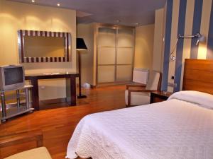 Giường trong phòng chung tại Hostal Fuentefria