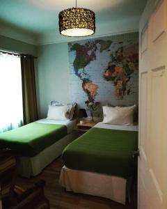 A bed or beds in a room at Poker Hostal